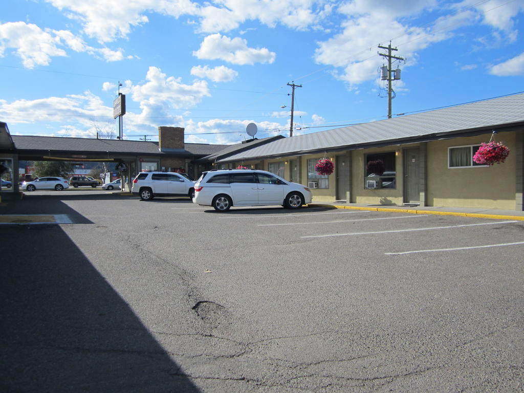 Camelot Court Motel Prince George Exteriér fotografie